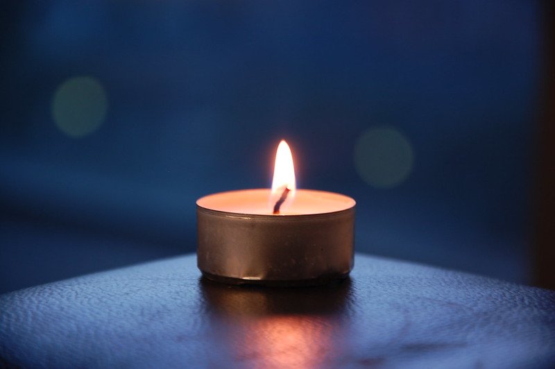 Image: single tealight candle